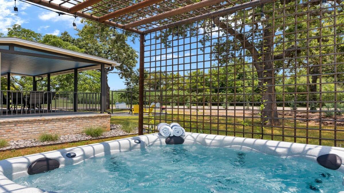 Blumenhaus Sleeps 6 Full Kitchen Plus Hot Tub Fredericksburg Eksteriør bilde