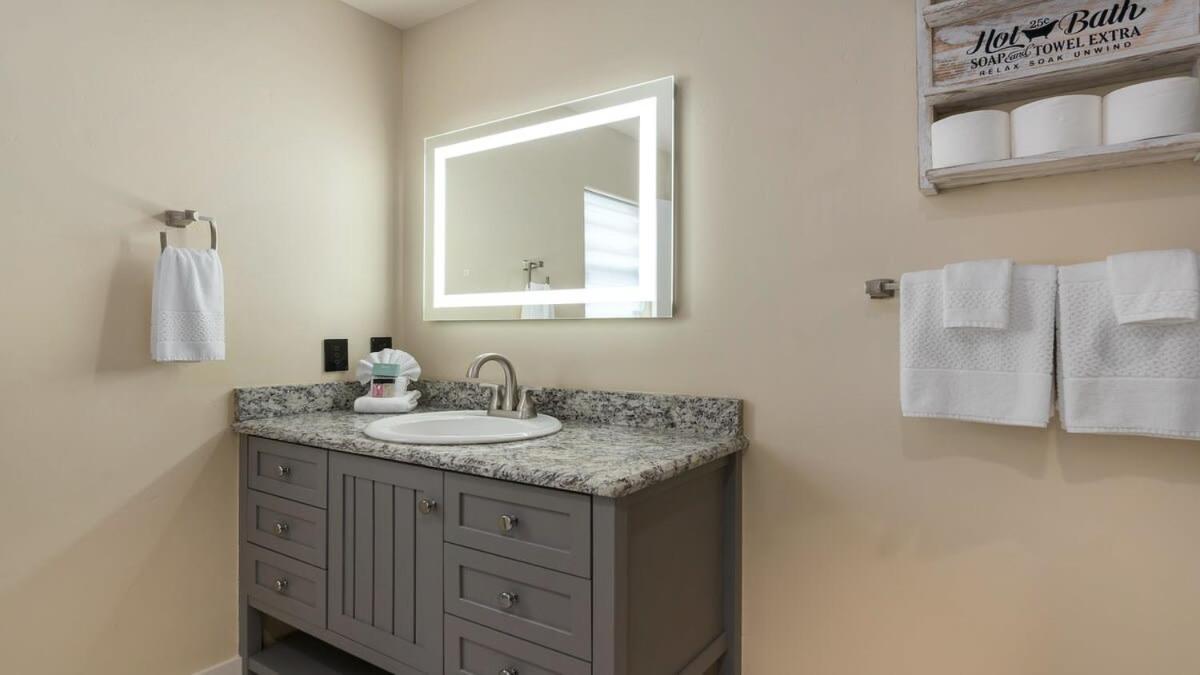 Blumenhaus Sleeps 6 Full Kitchen Plus Hot Tub Fredericksburg Eksteriør bilde