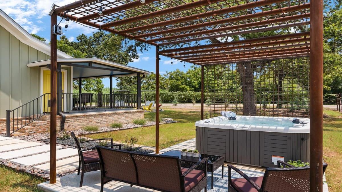 Blumenhaus Sleeps 6 Full Kitchen Plus Hot Tub Fredericksburg Eksteriør bilde