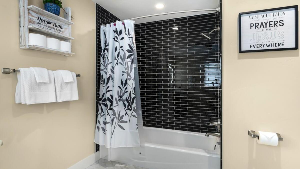 Blumenhaus Sleeps 6 Full Kitchen Plus Hot Tub Fredericksburg Eksteriør bilde