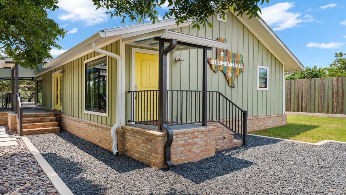 Blumenhaus Sleeps 6 Full Kitchen Plus Hot Tub Fredericksburg Eksteriør bilde