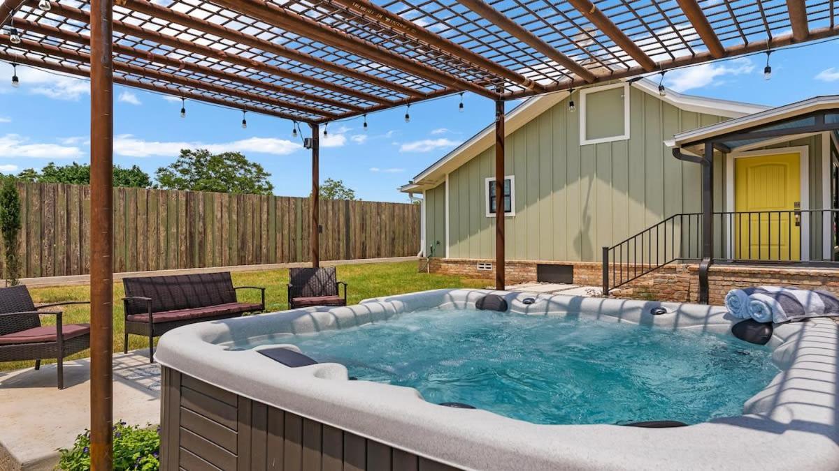 Blumenhaus Sleeps 6 Full Kitchen Plus Hot Tub Fredericksburg Eksteriør bilde